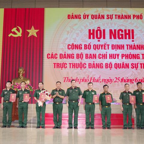Công bố quyết định thành lập các Đảng bộ Ban chỉ huy phòng thủ khu vực trực thuộc Đảng bộ quân sự Thành phố