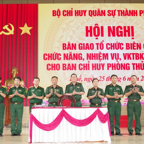 Bộ Chỉ huy quân sự thành phố bàn giao tổ chức biên chế, chức năng, nhiệm vụ, vũ khí trang bị kỹ thuật cho Ban Chỉ huy phòng thủ khu vực.