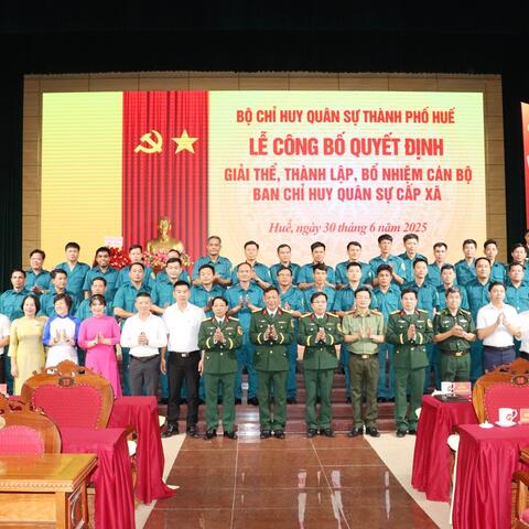 Bộ CHQS thành phố Huế công bố quyết định giải thể, thành lập mới 40 Ban CHQS cấp xã