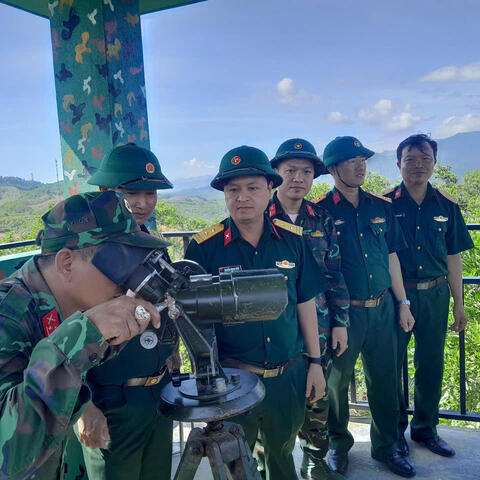 Thủ trưởng Phòng Tham mưu kiểm tra công tác sẵn sàng chiến đấu tại Đài quan sát phòng không Bốt Đỏ