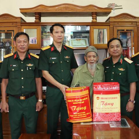 Bộ tư lệnh Quân khu 4 thăm, tặng quà dịp 27/7 trên địa bàn thành phố Huế