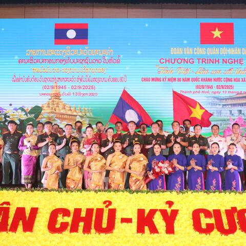 Đoàn văn công Quân đội nhân dân Lào giao lưu, biểu diễn tại Bộ CHQS thành phố Huế