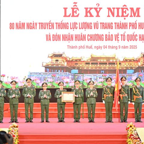 Lực lượng vũ trang thành phố Huế Kỷ niệm 80 năm Ngày truyền thống và đón nhận Huân chương Bảo vệ Tổ quốc hạng Nhì