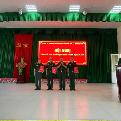 Ban Chỉ huy PTKV1 - Hương Trà công bố, trao quyết định thăng quân hàm, nâng lương cho cán bộ năm 2025