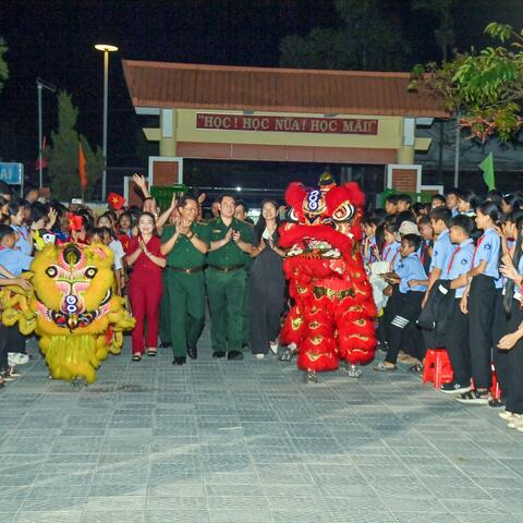 “Đêm hội trăng rằm” ấm áp đến với thiếu nhi biên giới TP Huế