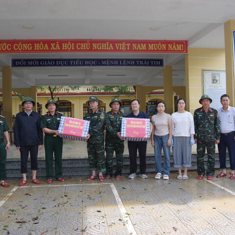 Thượng tướng Trương Thiên Tô, Phó Chủ nhiệm Tổng cục Chính trị tặng quà, động viên nhân dân vùng lũ thành phố Huế