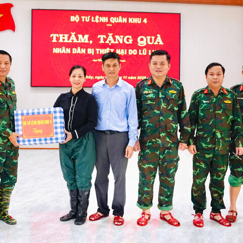 Trung tướng Hà Thọ Bình thăm, hỏi động viên tặng quà nhân dân vùng lũ Thành phố Huế