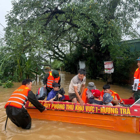Bộ CHQS thành phố Huế khẩn trương hỗ trợ di dời nhiều nhà dân vùng ngập sâu