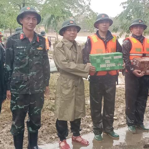 Chính uỷ Bộ CHQS thành phố thăm tặng quà động viên cán bộ, chiến sĩ thực hiện nhiệm vụ