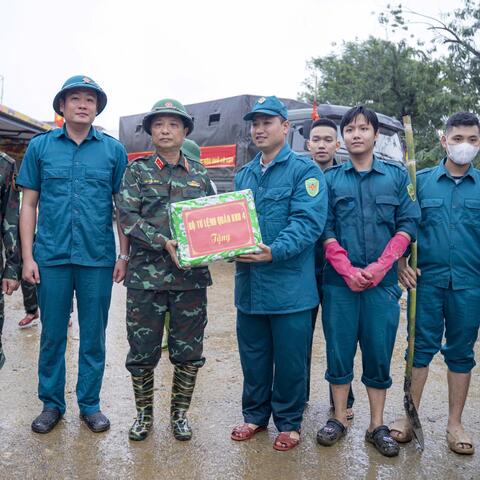 Tư lệnh Quân khu 4 chỉ đạo các lực lượng khẩn trương giúp nhân dân khắc phục hậu quả mưa lũ tại thành phố Huế