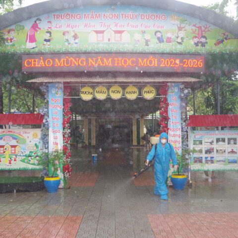 Bộ đội Thành phố hỗ trợ khử khuẩn, sẵn sàng đón học sinh trở lại trường sau lũ