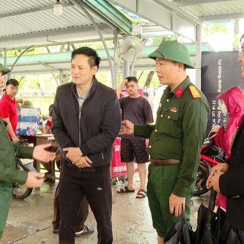 Bộ CHQS thành phố phối hợp sửa xe máy miễn phí cho sinh viên và người dân