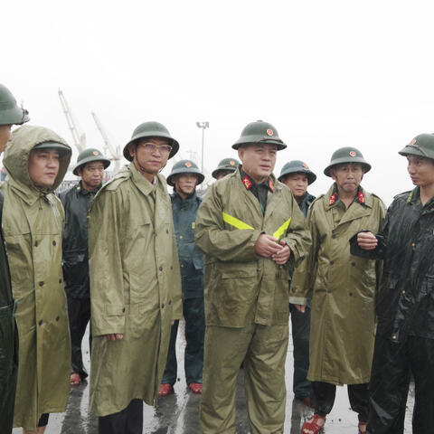 Bộ CHQS thành phố Huế kiểm tra chỉ đạo công tác ứng phó bão số 13 trên địa bàn xã Chân Mây - Lăng Cô