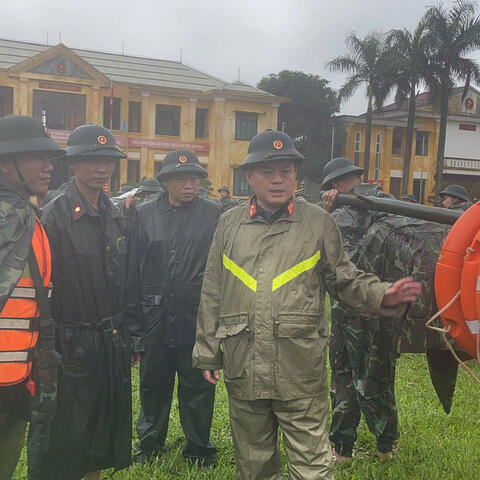Bộ CHQS thành phố Huế kiểm tra công tác ứng phó với bão số 13