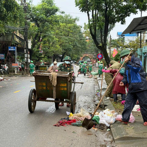 Cán bộ, chiến sĩ Tiểu đoàn Tăng Thiết giáp 3 xung kích giúp dân khắc phục sau mưa lũ