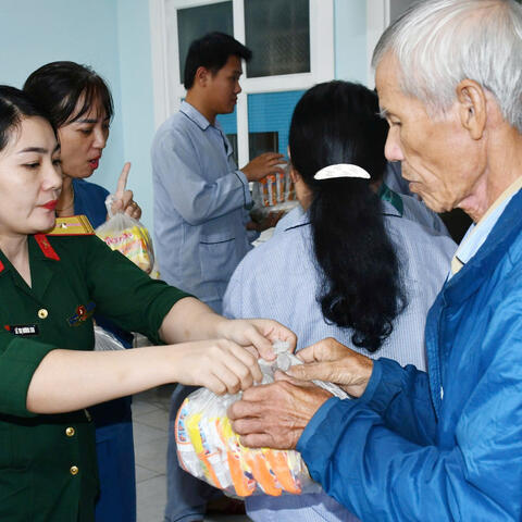 "Nghĩa tình quân dân" trong thiên tai bão lũ