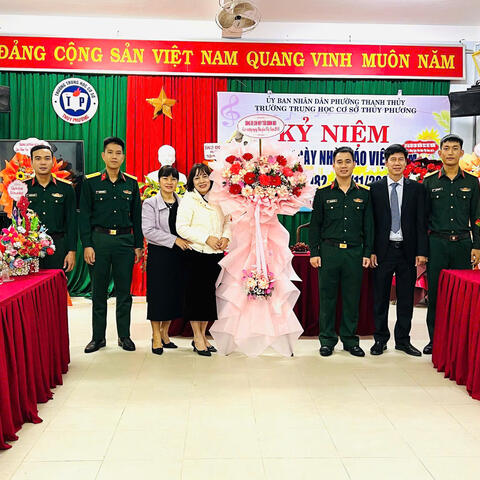 Tiểu đoàn BB1 - Trung đoàn 6 thăm và chúc mừng Ngày Nhà giáo Việt Nam 20/11 các trường học trên địa bàn đóng quân