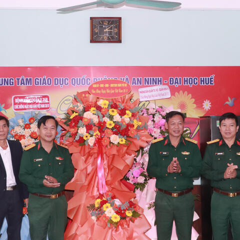 Lãnh đạo Bộ CHQS thành phố thăm, chúc mừng ngày nhà giáo Việt Nam 20/11