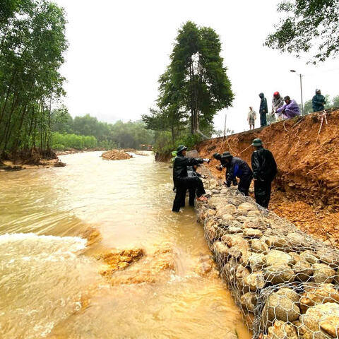 Hơn 50 cán bộ, chiến sĩ và lực lượng dân quân tham gia khắc phục sạt lỡ tại xã Hưng Lộc, Thành phố Huế