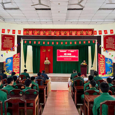 Trung đoàn 6 phối hợp với Trung tâm Khuyến nông nghiệm thu mô hình nuôi gà H'Mông năm 2025