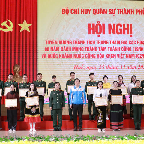 Bộ CHQS thành phố Huế: Tuyên dương thành tích trong tham gia các hoạt động kỷ niệm 80 năm cách mạng tháng 8 thành công và quốc khánh 02/9