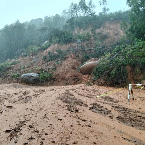 Sạt lở nghiêm trọng ở khu vực núi Vĩnh Phong xã Chân Mây - Lăng Cô, thành phố Huế