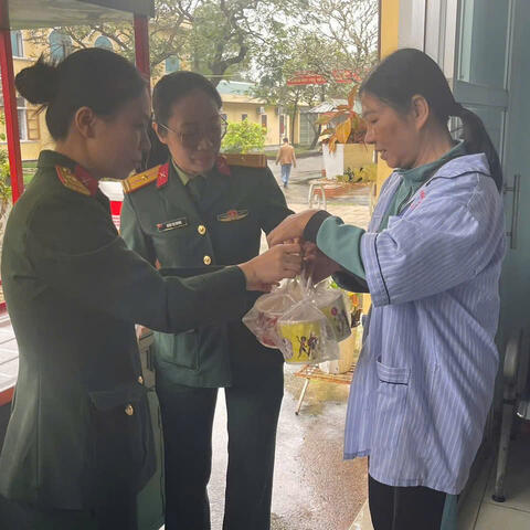 Hoạt động “Bát cháo yêu thương - Ấm lòng người bệnh”