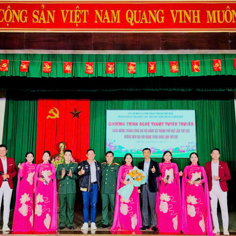 Biểu diễn chương trình nghệ thuật chào mừng thành công Đại hội Đảng bộ thành phố Huế lần thứ XVII