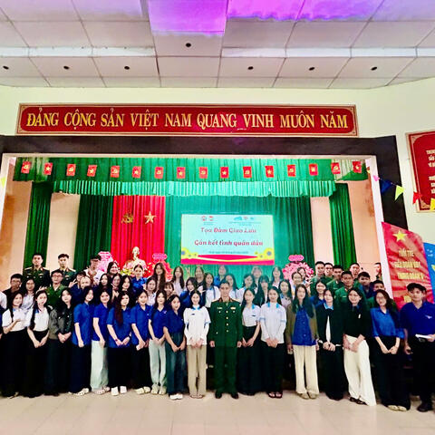 Tiểu đoàn Bộ binh 1 - Trung đoàn 6 phối hợp với Đội Tình nguyện - Đoàn Trường Đại học Sư phạm Huế tổ chức toạ đàm "Gắn kết tình quân dân"