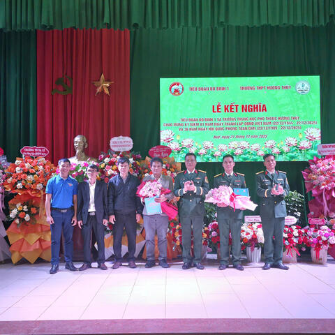 Tiểu đoàn Bộ binh 1 - Trung đoàn 6 tổ chức Lễ kết nghĩa với Trường Trung học phổ thông Hương Thuỷ