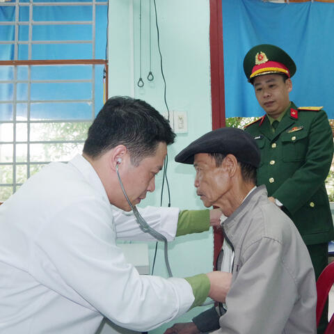 Hơn 600 người dân vùng lũ Thành phố Huế được khám, tư vấn sức khoẻ, cấp phát thuốc miễn phí