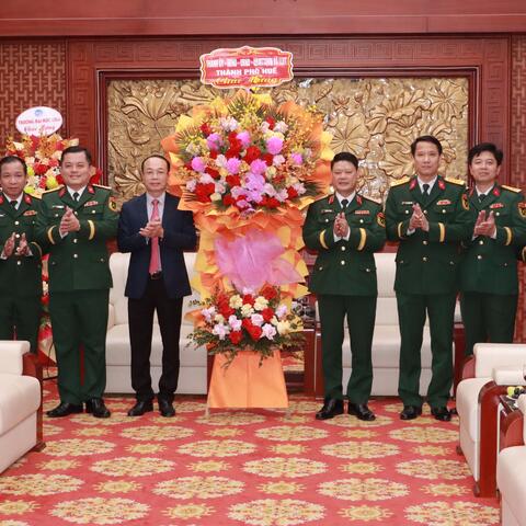 Đoàn lãnh đạo thành phố Huế thăm chúc mừng Lực lượng vũ trang Quân khu 4