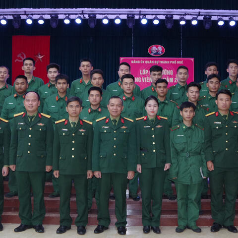 Đảng ủy quân sự Thành phố huế trao giấy chứng nhận cho 32 đồng chí hoàn thành lớp bồi dưỡng đảng viên mới năm năm 2025