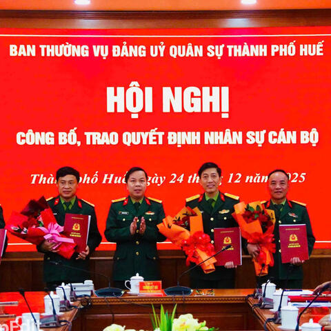 Đảng uỷ Quân sự thành phố công bố, trao quyết định nhân sự cán bộ năm 2025