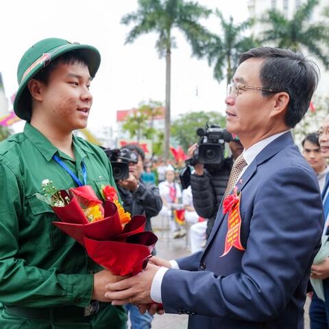 Thanh niên Cố đô Huế hăng hái lên đường bảo vệ Tổ quốc