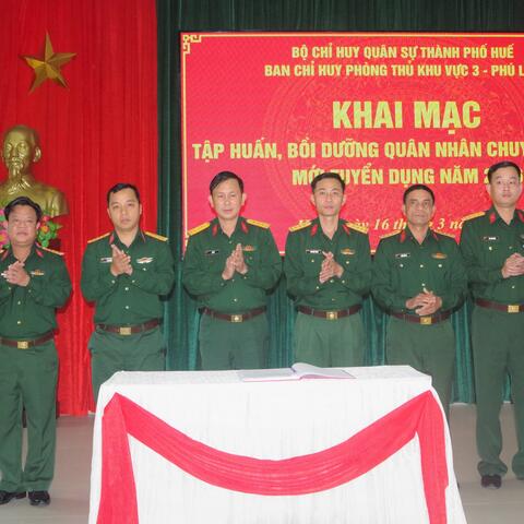 Ban Chỉ huy Phòng thủ khu vực 3 - Phú Lộc khai mạc tập huấn bồi dưỡng quân nhân chuyên nghiệp (QNCN) mới tuyển dụng năm 2026.