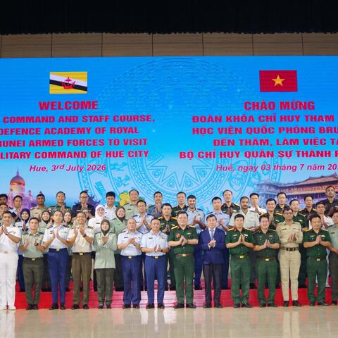 Đoàn Học viện quốc phòng Bru - nây thăm và làm việc tại Bộ CHQS thành phố Huế