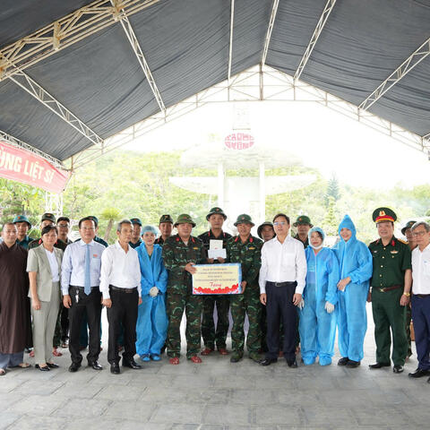 Bí thư thành uỷ Huế thăm, động viên lực lượng thực hiện nhiệm vụ tại Nghĩa trang Liệt sĩ thành phố.