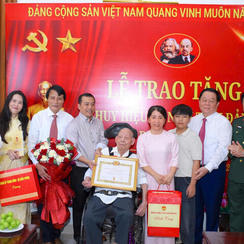 Đại tướng Nguyễn Trọng Nghĩa dự Lễ trao Huy hiệu 80 năm tuổi Đảng tặng các đảng viên lão thành trên địa bàn thành phố Huế