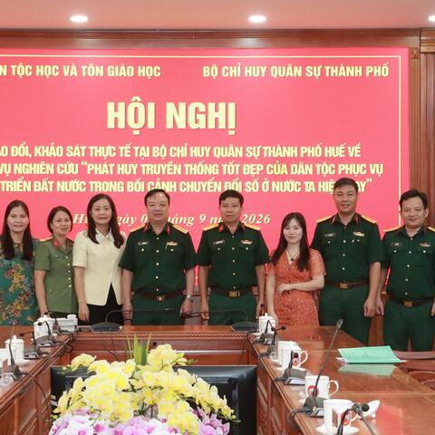 Viện Dân tộc học và Tôn giáo học khảo sát làm việc với Bộ CHQS thành phố Huế