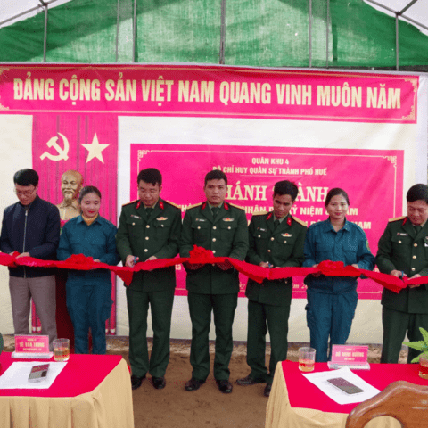 Ban Chỉ huy PTKV 2 - A Lưới bàn giao “Nhà đồng đội” cho Thiếu tá Trần Văn Linh