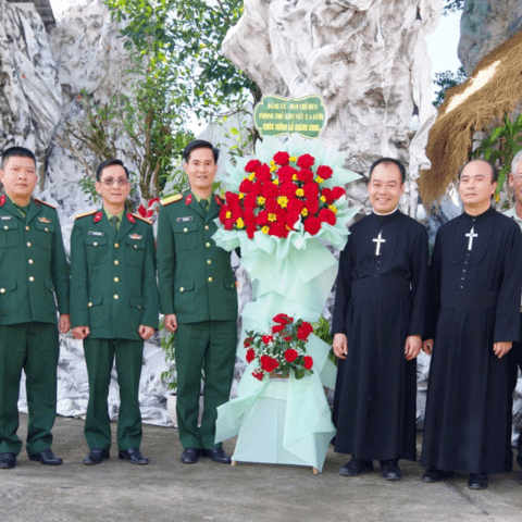 Ban Chỉ huy PTKV 2 - A Lưới, Bộ CHQS thành phố Huế thăm, chúc mừng Lễ giáng sinh tại Giáo xứ Sơn Thủy