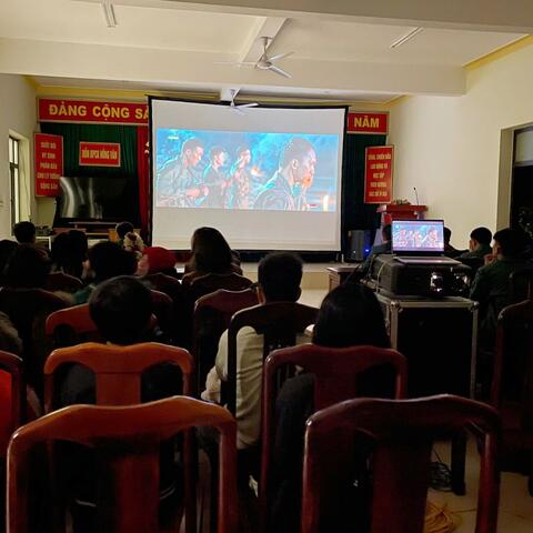 Bộ CHQS thành phố Huế tổ chức chiếu phim Mưa đỏ phục vụ bà con nhân dân và cán bộ, chiến sĩ tuyến biên giới