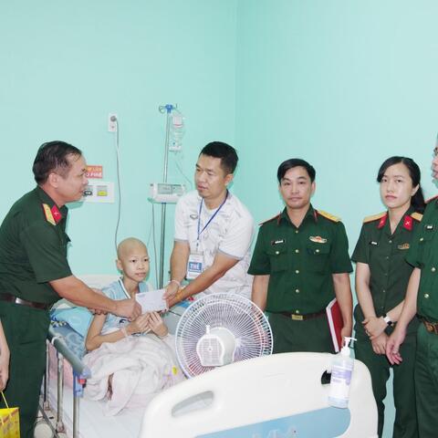 Bộ CHQS thành phố Huế thăm, động viên bệnh nhân Lào đang điều trị tại Bệnh viện Trung ương Huế