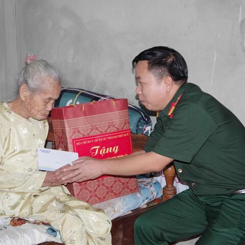 Bộ CHQS thành phố thăm tặng quà mẹ VNAH và dâng hương tri ân các liệt sĩ