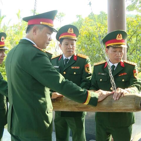 Bộ CHQS thành phố dâng hoa, dâng hương nghĩa trang liệt sĩ thành phố và Phòng thờ Hồ Chí Minh nhân kỷ niệm 81 năm Ngày truyền thống LLVT thành phố