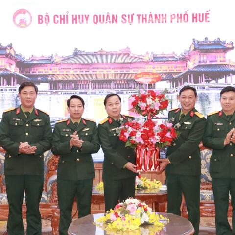 Bộ CHQS thành phố chúc mừng đồng chí Chính ủy và tổ chức Hội nghị công bố, trao quyết định về công tác cán bộ