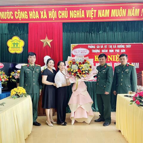 Tiểu đoàn TTG3 thăm, tặng hoa chúc mừng ngày Nhà giáo Việt Nam