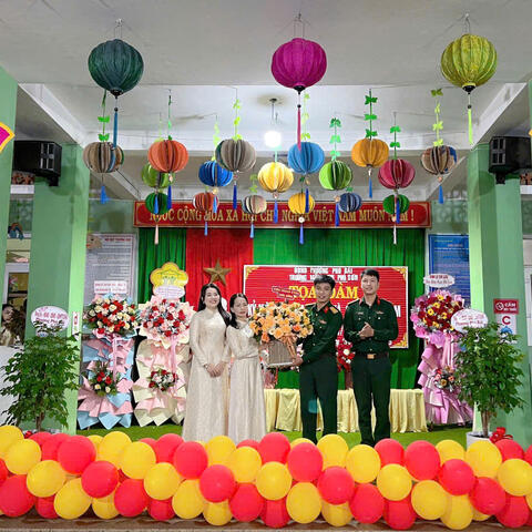 Tiểu đoàn Tăng Thiết giáp 3 thăm, tặng hoa chúc mừng Ngày Nhà giáo Việt Nam 20 - 11