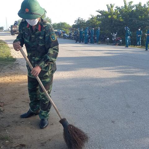 Ban Chỉ huy Quân sự huyện Phong Điền phối hợp tham gia thực hiện phong trào “Ngày Chủ nhật xanh”